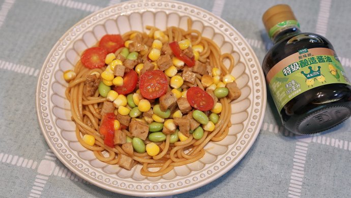 彩蔬肉肠意面