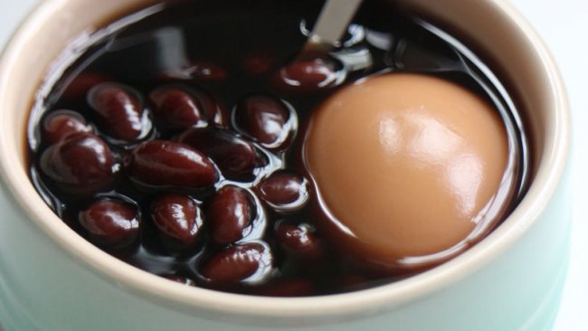 滋补甜汤——黑豆红糖炖蛋的做法