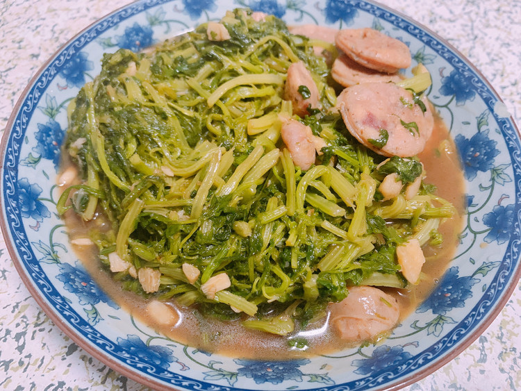 香肠炒芹菜心的做法