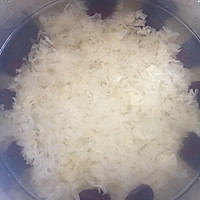 银耳红枣羹的做法图解2
