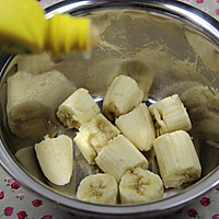 香蕉蔓越莓戚风蛋糕的做法图解2
