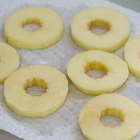 #LG御见美好食光# 手抓饼神仙吃法の苹果甜甜圈的做法图解3