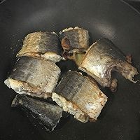 家庭版白萝卜烧鲅鱼的做法图解1