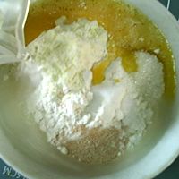 #餐桌上的春日限定#乳酪提子毛毛虫面包的做法图解2