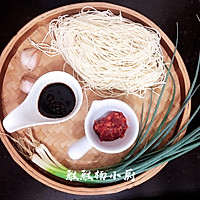 香辣拌面的做法图解1