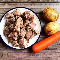 #憋在家里吃什么#土豆胡萝卜炖牛肉的做法图解1