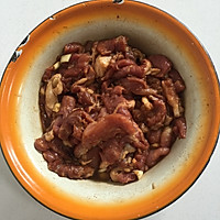 青椒爆肉片的做法图解1