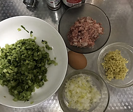 芹菜猪肉饺子的做法