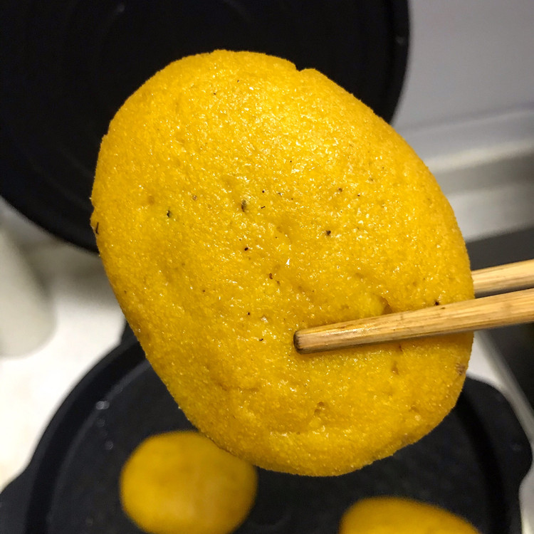 农家贴玉米饼子的做法