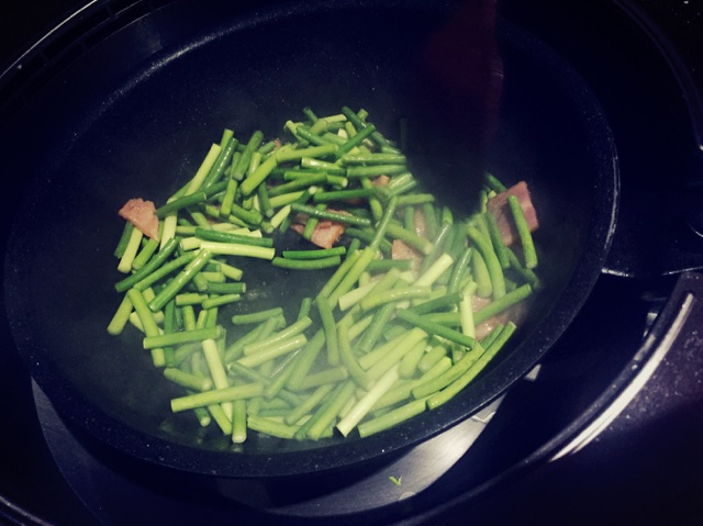 蒜苔培根炒的做法图解4