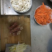 胡萝卜丝杏鲍菇炒培根的做法图解1