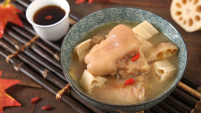 滋润养颜“贴秋膘”，必备猪蹄莲藕汤的做法