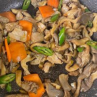 蘑菇炒肉的做法图解4