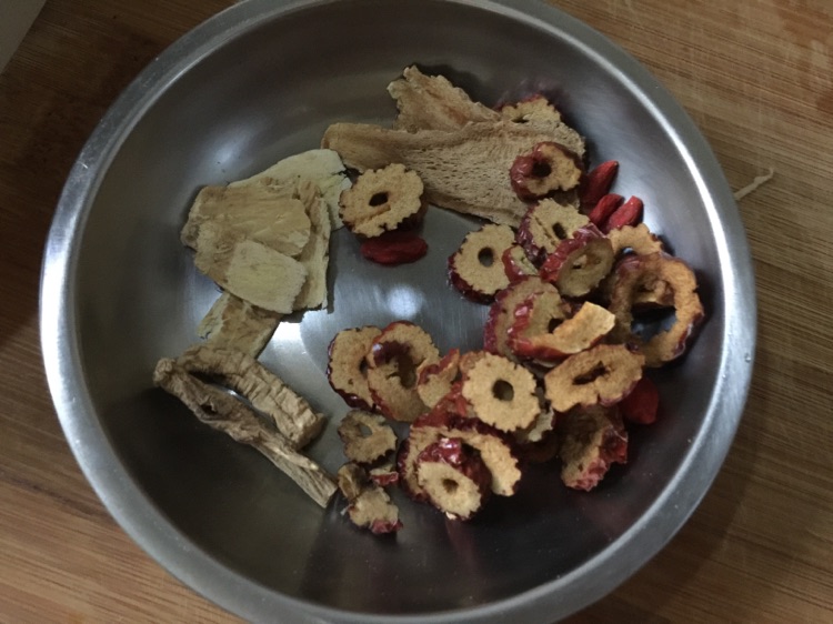 归芪鸡～健脾益肾汤的做法图解1