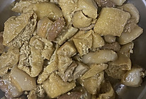 五花肉焖油豆腐的做法