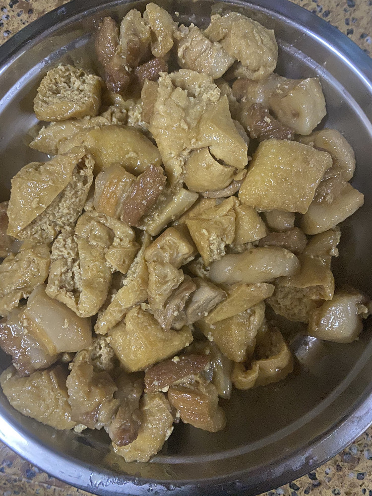 五花肉焖油豆腐的做法