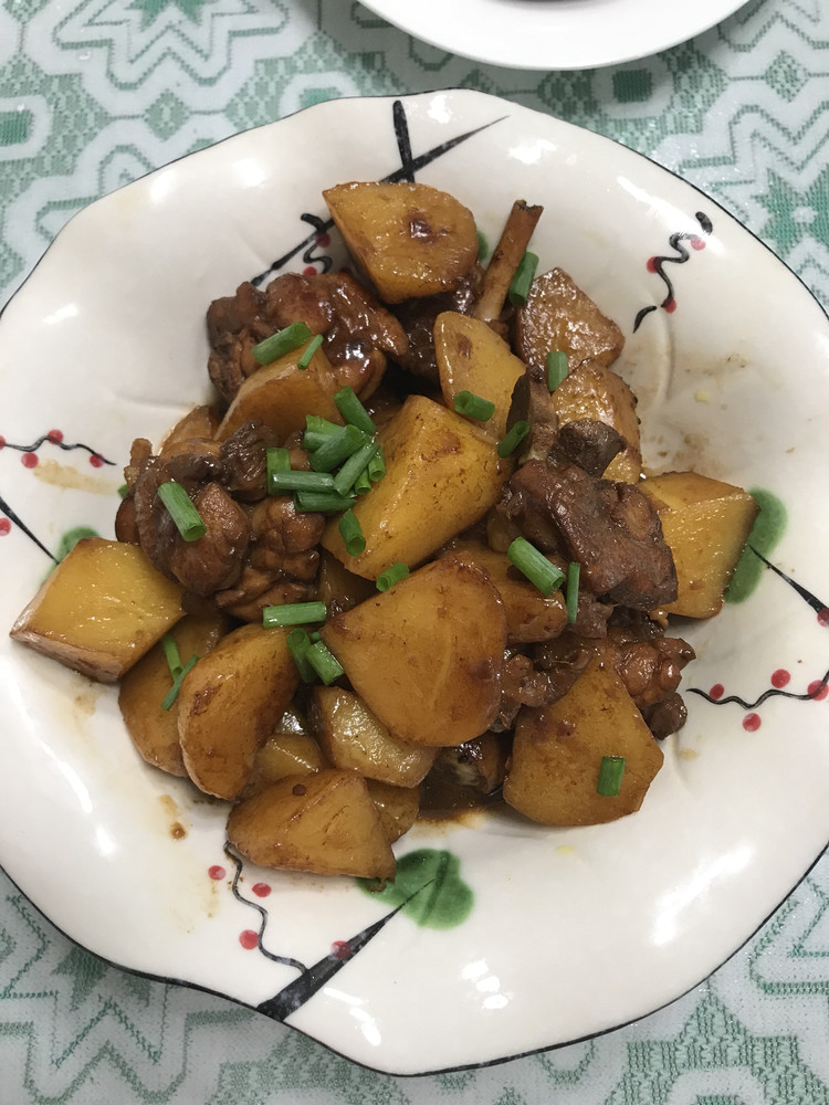 土豆炒鸡腿的做法
