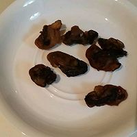 暖心暖胃海蛎香菇木耳粥的做法图解2