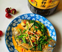 #菜油就选外婆乡，新鲜开榨抢先尝#葱香鲫鱼的做法