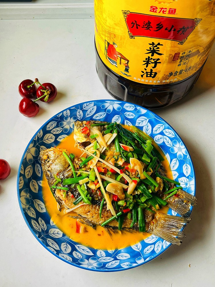 葱香鲫鱼的做法