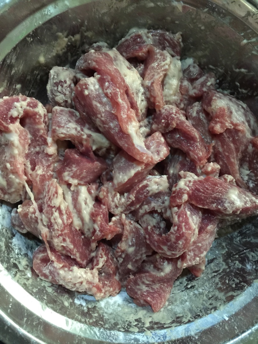糖醋里脊#金龙鱼外婆乡小榨菜籽油#的做法图解3