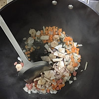 海鲜菠萝炒饭的做法图解7