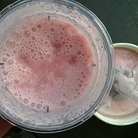 丝滑草莓奶昔的做法图解3