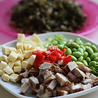 酱肉笋丁炒雪菜的做法图解1
