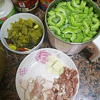 客家苦瓜酸菜煲的做法图解1