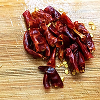 妈妈带来的美味——蒜苗炒腊猪舌的做法图解7