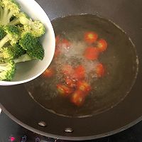 清炒营养西兰花与胡萝卜的做法图解1