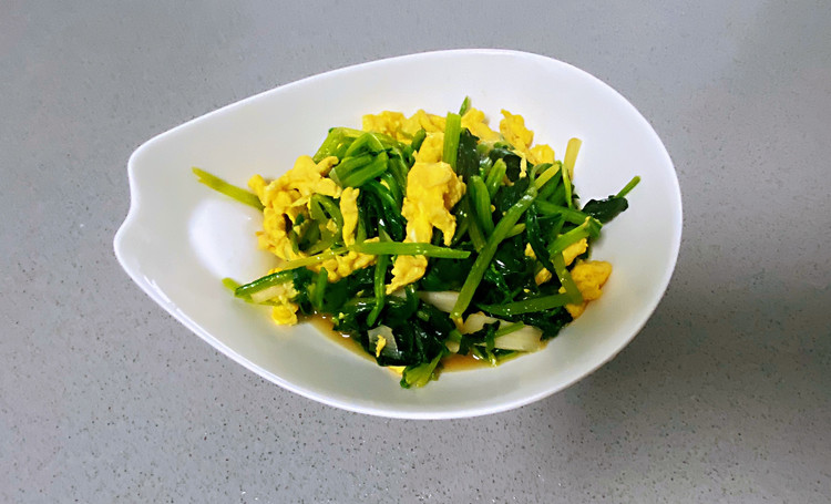 【孕妇食谱】菠菜炒鸡蛋，多做一步，鸡蛋滑嫩，菠菜翠绿不涩口的做法