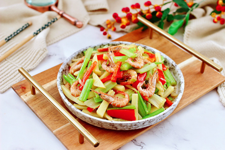 芹菜土豆红虾小炒的做法