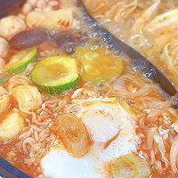 白菜肉片千层锅vs韩式番茄部队锅的做法图解1