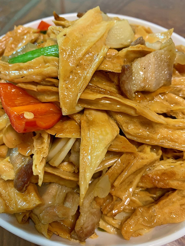 家常腐竹炒五花肉的做法
