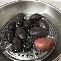 黑土豆球的做法图解1
