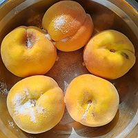 黄桃罐头的做法图解1