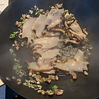 沙姜爆炒鲍鱼片的做法图解3
