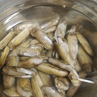 蒜香酱爆蛏子的做法图解1