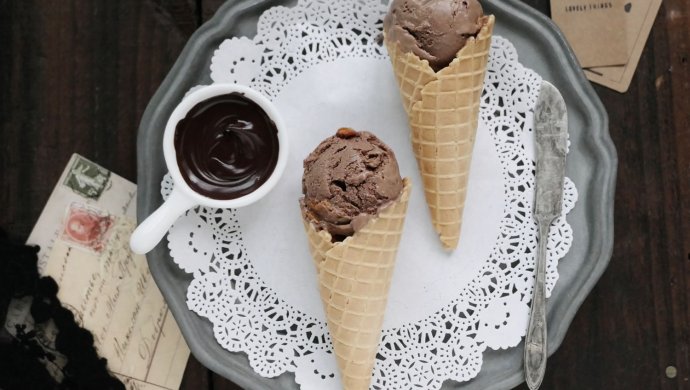 巧克力杏干冰淇淋