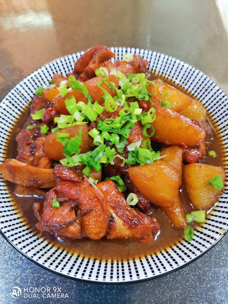 红烧鸡翅根炖土豆的做法
