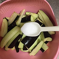 豇豆炒茄子的做法图解2