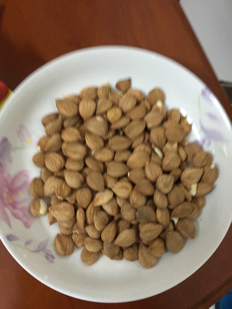 抹茶杏仁牛轧糖的做法图解1