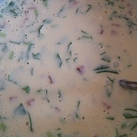 红肠菠菜鸡蛋饼(美味营养早餐)的做法图解2