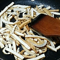 芹菜炒豆腐干的做法图解2