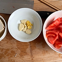 西红柿豆腐金针菇汤的做法图解1