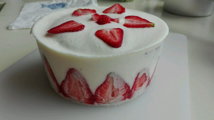 六寸草莓酸奶慕斯蛋糕的做法
