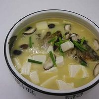香菇豆腐鲫鱼汤的做法图解4