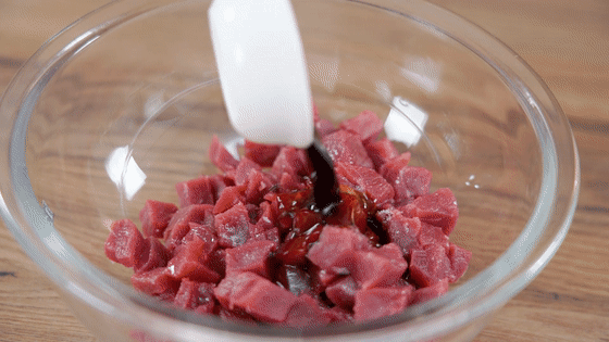 炒面这样做，鲜香入味超满足——牛肉酱笋丁炒面【孔老师教的做法图解3