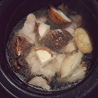 滋补好喝｜丝瓜香菇排骨汤的做法图解4
